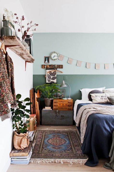 boho chic bedroom Half Painted Walls, Vintage Inspired Bedroom, Gravity Home, Apartment Bedroom Decor, Dekorasi Kamar Tidur, 아파트 인테리어, Interior Design Magazine, Bedroom Vintage, Retro Home Decor