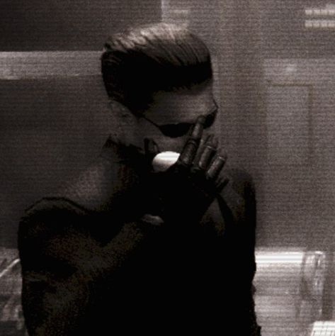 Albert Wesker Aesthetic, Albert Wesker Re1, Albert Wesker Pfp, Albert Wesker Icons, Wesker Resident Evil, Resident Evil Wesker, Knife Aesthetic, Albert Wesker, Old Games