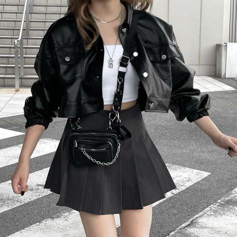 Black Concert Outfit Kpop, Grunge Outfits Skirts Black, Black Kpop Concert Outfit, Korean Concert Outfit Ideas, Streetstyle Outfit 2024, Kpop Leather Outfit, Consert Outfits Kpop, Kpop Skirt Outfit, Black Leather Jacket Outfit Aesthetic