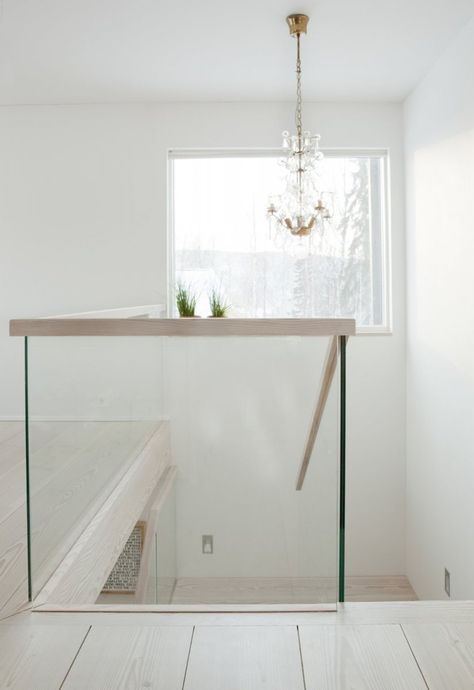 Stairs Glass Railing, Glass Handrail, Indoor Railing, Entryway Stairs, Stairs Renovation, Staircase Landing, Modern Stair Railing, Glass Railings, Foyer Ideas