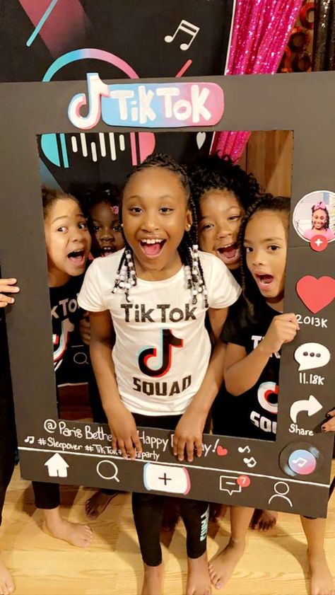 Tiktok Bday Party Ideas, Tik Tok Themed Birthday Party Ideas, Tik Tok Outfit Ideas For Birthday, Tik Tok Theme Party, Tick Tock Party Ideas, Tiktok Theme Party, Diy Tik Tok Party Decor, Tik Tok Birthday Party Ideas Diy, Tik Tok Party Games