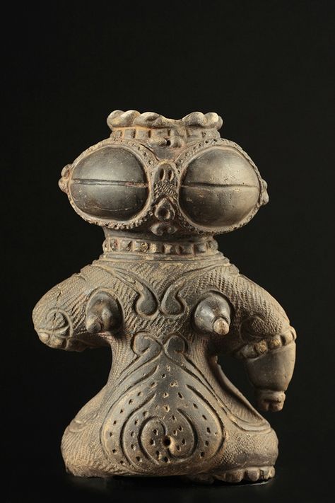 Shakōki Dogū (Goggle-eyed Clay Figurine), earthenware, early Final Jomon period, 1,000 – 800 BCE, Tōhoku region. H. 7 ⅞ × W. 5 . × D. 3 . in. (19.8 × 14.9 x 8.9 cm). Ex-collection Ken Domon, a renowned photographer, and the Teshigahara Family, which established the Ikebana Sogetsu School. Courtesy Mika Gallery. Jomon Period, Ikebana Sogetsu, Alien Artifacts, Goddess Sculpture, Ancient Goddesses, Ancient Statues, Ancient Pottery, Prehistoric Art, Ancient Sculpture