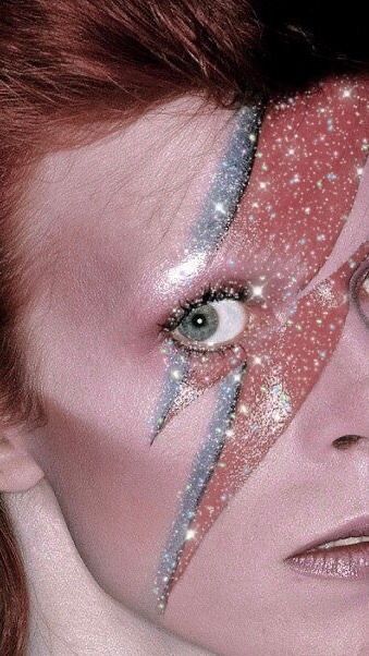 Glam Rock Aesthetic, 70s Glam Rock, David Bowie Art, 70s Glam, Bowie Art, Rock Aesthetic, 70s Aesthetic, Look Rock, Ziggy Stardust