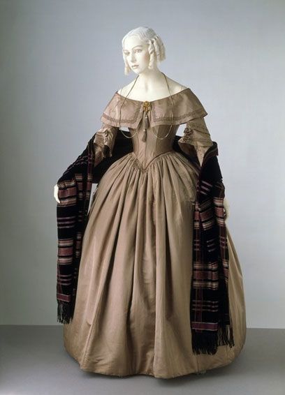 Victoria and Albert Museum: 1842, England; This dress is characteristic of fashionable styles from the early 1840s. The neckline is wide with a deep collar or ‘bertha’. The long, tight sleeves are typical of the 1840s, while the short over-sleeves recall the elaborate sleeves of the 1830s. The waist is lengthened in front with a point both front and back. The elaborate applied decorations of the 1830s are now no longer fashionable. 1840s Dress, Moda Medieval, 1800s Fashion, Century Dress, Silk Satin Dress, 19th Century Fashion, Old Dresses, Period Outfit, Century Clothing