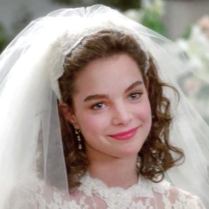 Kimberly Williams Paisley as Annie Banks in Father of the Bride Annie Banks, The Bride Movie, Movie Wedding Dresses, Old Fashioned Wedding, Spencer Tracy, Tv Weddings, Kimberly Williams, Wedding Movies, Studying Abroad