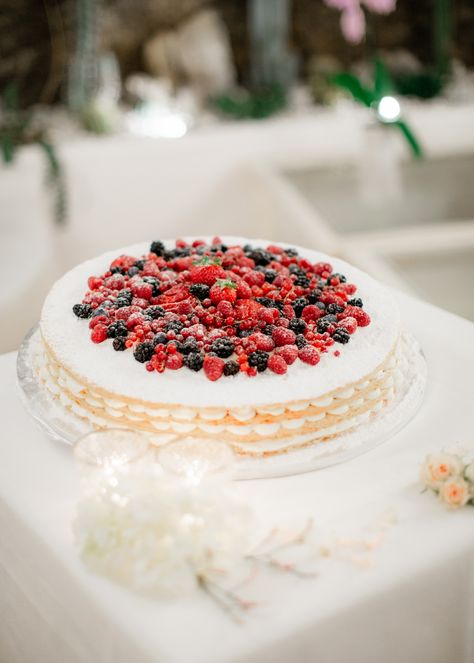 this typical Italian wedding cake was created for a romantic wedding on the Amalfi coast. it is a multi layer millefeuille filled with chantilly cream and wild berries.... mmm... so yummy!! Berry Wedding Cake, Italian Wedding Cake, Capri Wedding, Vintage Italian Wedding, Cream Wedding Cakes, Wedding Strawberries, Italian Wedding Cakes, Dark Wedding Theme, Italian Dinner Party