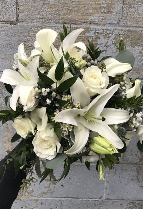 White Lilies And Roses Bouquet, White Lily Boutonniere, Buket Za Vjencanje, Lilly Wedding Decorations, Wedding Bouquets Lilies, Bridal Bouquet Calla Lillies, White Lily Bouquet, Tiger Lily Wedding, White Rose Wedding Bouquet