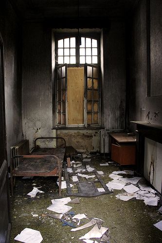 The dark room by Eluna Side, via Flickr #abandoned #convent #decay #urbex Destroyed Room Aesthetic, Dark Room Creepy, Dark Scary Room, Abandoned Houses Interior, Disgusting Room, Abandoned Bedroom, Creepy Bedroom, Decay Aesthetic, Scary Room