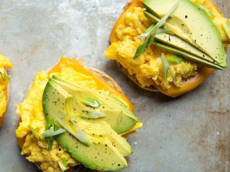 Egg And Avocado Breakfast, Scrambled Egg Sandwich, Avocado Breakfast Sandwich, Best Avocado Recipes, Toast Aperitif, Best Egg Recipes, Best Breakfast Sandwich, Avocado Dessert, Breakfast Sandwich Recipes