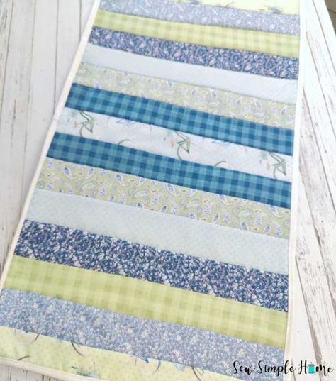 quilt as you go table runner Table Runners Diy Easy, Christmas Table Runner Pattern, Fabric Runner, Table Runner Diy, Basic Quilt, Quilted Table Runners Patterns, Sew Simple, Simple Sewing, Quilt As You Go