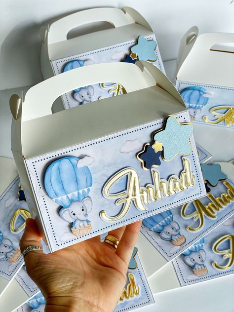 Customized Party Favors, Party Box Ideas Packaging, Baby Giveaways Ideas, Cricut Party Favors, Kids Party Boxes, Party Favors Ideas, Baby Gift Packs, Birth Announcement Gifts, Gifts Luxury