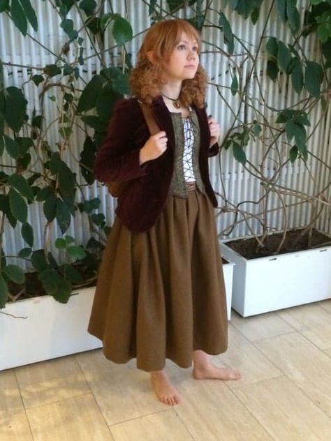 Winter Costume Ideas, Female Hobbit, Fem Bilbo, Hobbit Fashion, Hobbit Cosplay, Hobbit Costume, Hobbit Party, Ren Faire Outfits, Winter Costume