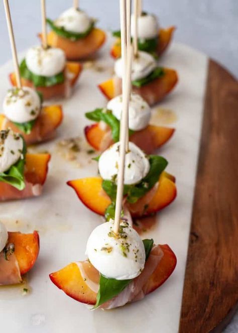 Peach Appetizer, Mozzarella Prosciutto, Tasty Peach, Fest Mad, Skewer Appetizers, Cold Appetizers, Party Finger Foods, Appetizer Bites, Läcker Mat