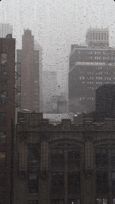 New York In Rain, Rainy Small Town Aesthetic, Grey City Aesthetic, Grey Fall Aesthetic, Rainy Wallpaper Iphone, Rainy Day Aesthetic Wallpaper, Rainy New York, Rainy Nyc, New York Rain