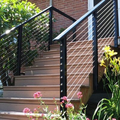 Garde Corps Metal, Wire Deck Railing, Deck Railing Kits, Metal Deck Railing, Cable Railing Deck, Steel Railing Design, Stainless Steel Cable Railing, Deck Railing Design, Cable Railing Systems