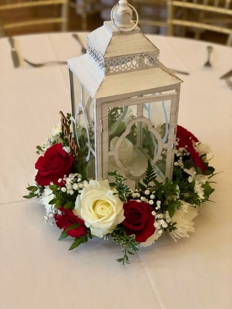 Red And White Wedding Ideas Decoration, Red And White Rose Wedding Centerpieces, Red And White Wedding Centerpieces Diy, Lantern Decorations Wedding, White Lanterns Wedding Centerpieces, Valentines Day Wedding Centerpieces, Red Green And White Wedding Decor, Red And White Wedding Table Decorations, Red And White Rustic Wedding