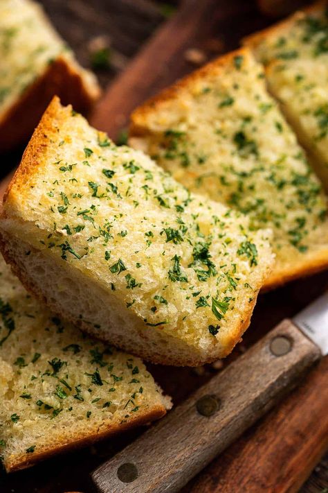 Cajun Garlic Bread, Breadsticks Aesthetic, Garlic Bread Aesthetic, Easy Homemade Garlic Bread, Hello 17, How To Cook Garlic, Homemade Garlic Bread Recipe, Saturday Dinner, Make Garlic Bread