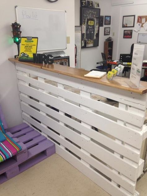 Customer service counter and desk made from pallets, old door and old window Pallet Checkout Counter, Pallet Cashier Counter, Diy Shop Counter, Diy Checkout Counter, Customer Service Counter, Cashier Counter Design, Grooming Room, Boutique Store Displays, Pallet Desk