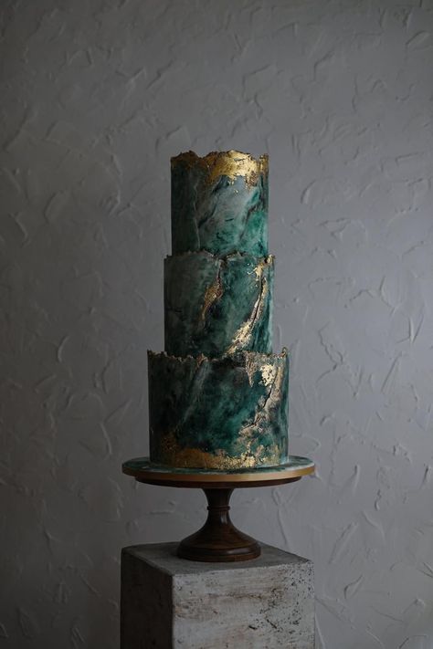 Emerald Wedding Cake, Wedding Cake Emerald Green, Emerald Green Wedding Theme, Green Birthday Cakes, Nice Cakes, Dark Green Wedding, Single Tier Cake, Green Wedding Cake, Gold Birthday Cake