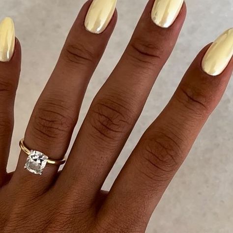 Aurora Lovestrand on Instagram: "buttercream chrome 💛 follow to see my bi-weekly mani! @rosenailstudio__ #nailinspo #chromenails #nailideas" Buttercream Chrome Nails, Butter Chrome Nails, Buttercream Nails, Cream Chrome Nails, Aurora Lovestrand, Butter Nails, Grad Nails, Pretty Fingers, Fall Gel Nails