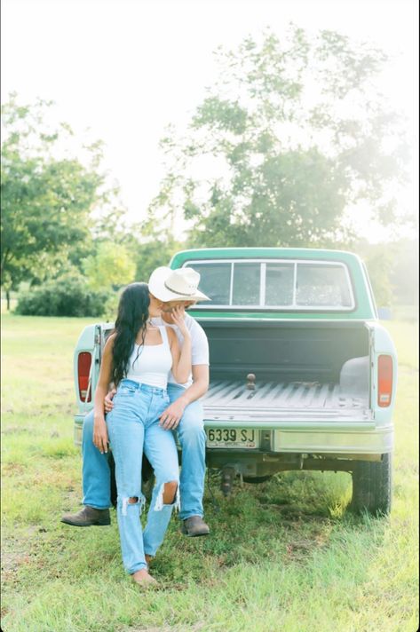 Engagement Photos Back Of Truck, Truck Photo Shoot Ideas, Engagement Pics With Old Truck, Tailgate Photoshoot Couple, Pick Up Truck Family Photoshoot, Back Of The Truck Photoshoot, Couples Pics With Truck, Wrangler Engagement Photos, Bf Gf Truck Pictures