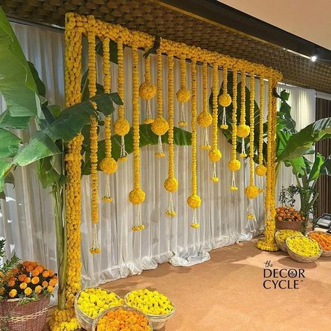 Haldi Decoration Yellow Background Decoration, South Indian Mehendi Decor, Basic Haldi Decor, Simple Flower Backdrop Decoration, South Indian Haldi Decoration, Haldi Setup Decor On Terrace, Simple Mehendi Backdrop, Indian Backdrop Decoration, South Indian Wedding Backdrop