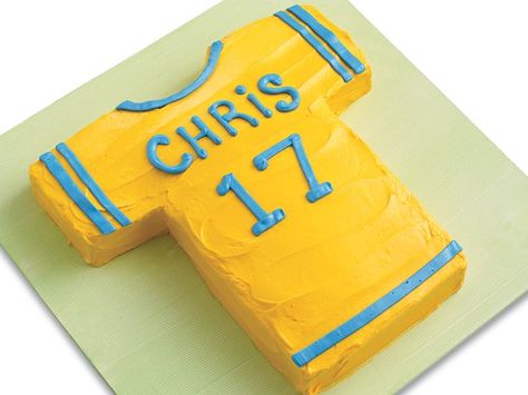 Sports Party Cake http://www.bettycrocker.com/recipes/sports-party-cake/232dd3a1-3150-44f4-bef6-df6591ebf472?sr=2=7#/?term=birthday+cakes=2=20 Easy Kids Birthday Cakes, Fall Tailgating, Plateau Tv, Food Fall, Betty Crocker Cake, Shirt Cake, Sport Cakes, Football Cake, Easy Birthday