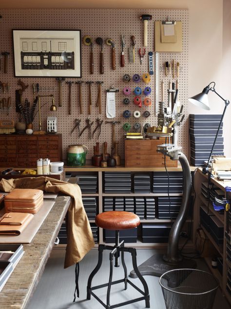 Arbejdsplads Garage, Workspace Studio, Deco House, Workshop Studio, Studio Organization, Creative Workspace, Leather Workshop, Work Room, Garage Art