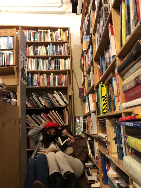 ig: giahanl Book Date With Bestie, Nerd Friends Aesthetic, Photoshoot In Bookstore, Bookstore Photoshoot, Reading Date, Library Date, You Are My Moon, Library Aesthetic, Up Book