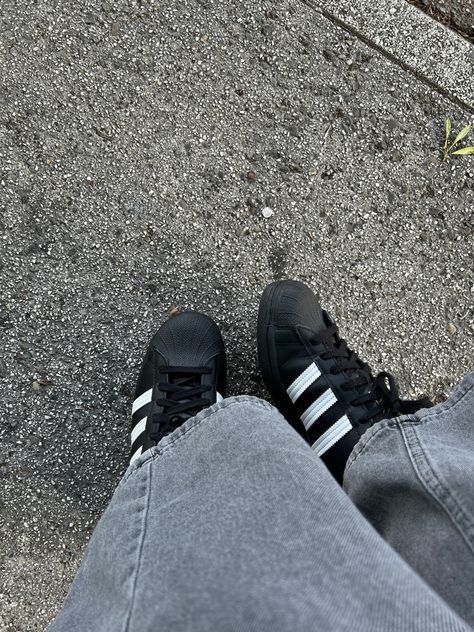 All Star Black Outfit, Black Adidas Shoes Outfits, Black Adidas Samba Outfit, Black Adidas Outfit, Black Adidas Samba, Adidas Super Star, Adidas Aesthetic, Adidas All Star, Adidas Samba Black