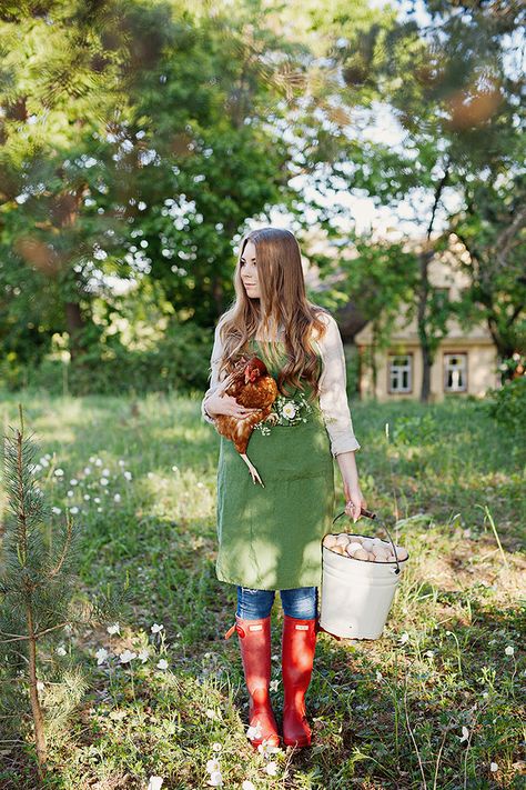 Golf Resort Wedding, Traditional Aprons, Green Apron, Farmer Girl, Farm Lifestyle, Farm Clothes, Farm Photography, Farm Photo, Gardening Outfit