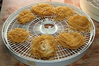 Dehydrating Way Beyond Jerky: Why In The World Would You Dehydrate Cooked Pasta? Dehydrator Recipes Fruit, Dehydrated Recipes, Dehydrating Recipes, Dehydrating Food Storage, Food Dehydration, Dehydrating Food, Dehydrated Foods, Dehydrated Vegetables, Camping Site