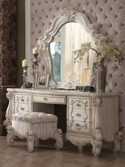 Commode Shabby Chic, White Vanity Table, Hiasan Bilik Tidur, French Country Bedrooms, Brown Copper, Shabby Chic Dresser, Vanity Set With Mirror, Shabby Chic Bedroom, Shabby Chic Bedrooms