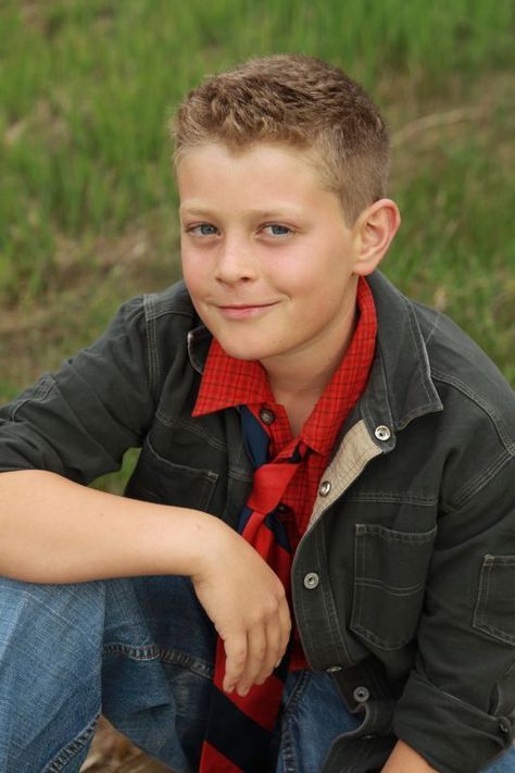 photograph: posing ideas for boys (recent high school senior session) - itsalwaysautumn - it's always autumn Poses For Boys, Diy Poster, Children Photography Poses, Boy Pictures, Boy Photography Poses, Boy Poses, Boy Photography, Family Posing, Portrait Poses