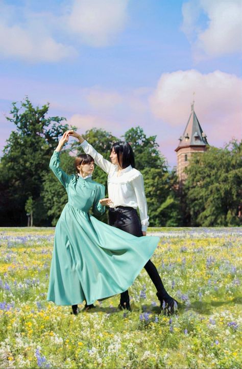 @zuwucos and @gekkocosplays on insta <33 Cosplay Howl and Sophie from Howl's moing castle Ghibli Photoshoot Ideas, Howl And Sophie Cosplay, Sophie Howls Moving Castle Cosplay, Sophie Photoshoot, Howl's Moving Castle Sophie, Ghibli Cosplay, Howl Cosplay, Duo Photos, Howls Moving Castle Cosplay