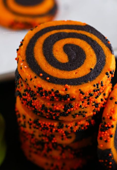 Halloween Pinwheel Cookies, Halloween Pinwheels, Easy Halloween Cookies Recipes, Pinwheel Sugar Cookies, Pinwheel Cookies Recipe, Easy Halloween Cookies, Halloween Sleepover, Halloween Cookie Recipes, Halloween Foods