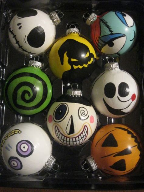 Source Nightmare Before Christmas Tree, Diy Natal, Nightmare Before Christmas Ornaments, Xmas Balls, Nightmare Before Christmas Decorations, Creepy Christmas, Nightmare Before Christmas Halloween, Halloween Trees, Halloween Ornaments