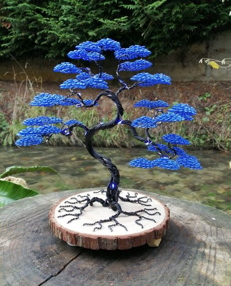 Bonsai tree with blue LED garland. 50 aluminum wire for the trunk, 50 leaves. 25cm high, 20cm wide. possibility of making personalized orders: shape, colors and dimensions. Free shipping in France Sculptures Sur Fil, Copper Wire Crafts, Led Garland, Led Bleu, Wiccan Decor, Twisted Tree, Tree Of Life Art, Wire Tree Sculpture, Wire Trees