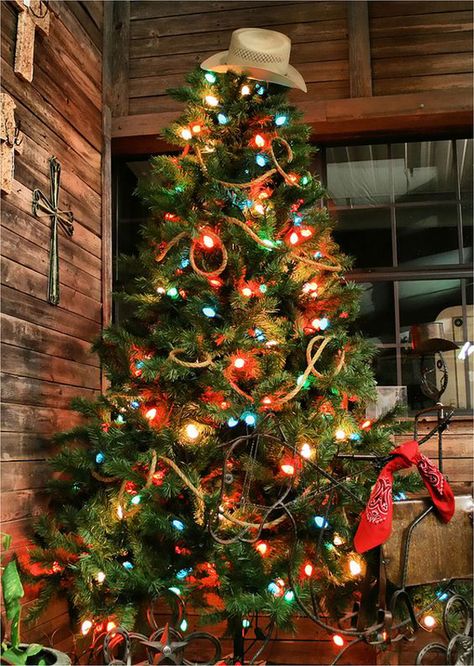 western-christmas-tree Western Christmas Tree, Texas Christmas, Cowboy Christmas, Cool Christmas Trees, 12 December, Western Christmas, Theme Color, Rustic Christmas Tree, Primitive Christmas