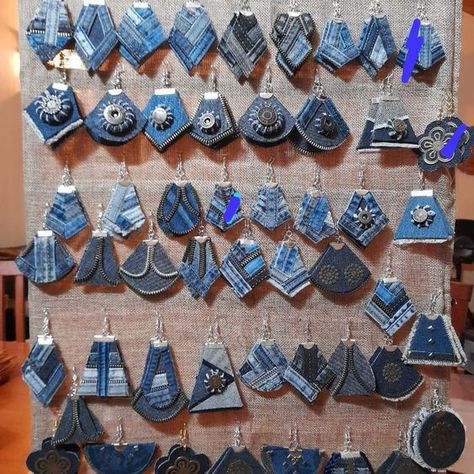 Jean Crafts Ideas, Återvinna Jeans, Upcycled Denim Diy, Denim Earrings, Denim Scraps, Denim Crafts Diy, Fiber Art Jewelry, Blue Jeans Crafts, Bathroom Ideas On A Budget