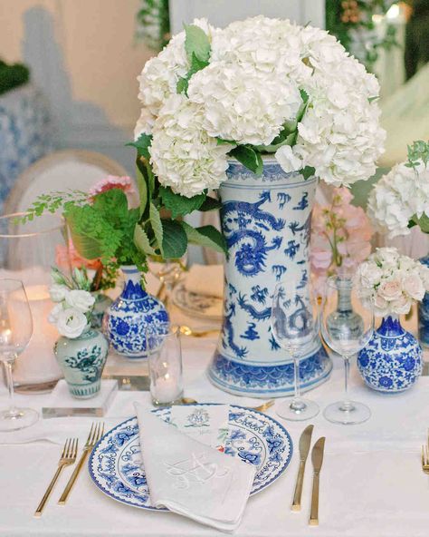 A Charming, Colorful South Carolina Wedding | Martha Stewart Weddings - The couple have blue-and-white ginger jars in their home, and love having fresh flowers on their dinner table—particularly hydrangeas. Wedding Centerpieces Blue, Centerpieces Blue, White Geraniums, Affordable Wedding Centerpieces, Minimalist Centerpiece, Grass Centerpiece, Chinoiserie Wedding, Wildflower Centerpieces, Blue White Weddings