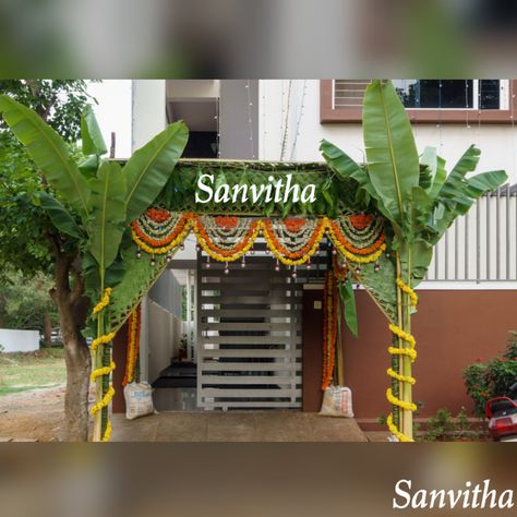 House Gate Decorations Wedding, Chappra Designs, House Warming Entrance Decoration, Pelli Pandiri With Coconut Leaves, Chappara Decor, Pelli Pandiri Decorations, Pandiri Decorations At Home, Main Door Flower Decoration Indian, Pandiri Decorations