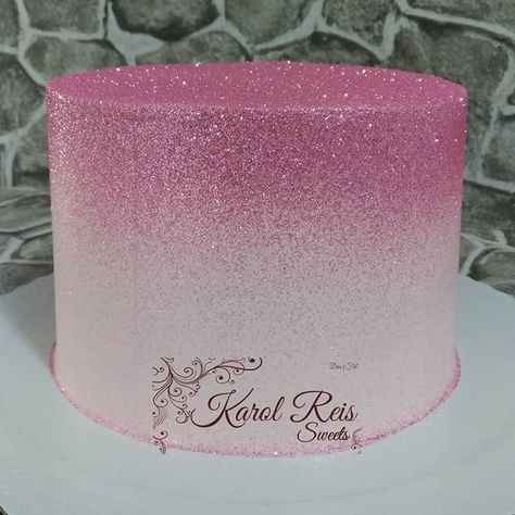 Karol Reis no Instagram: “Mais um queridinho! Baunilha com chocolate branco e doce de leite . . #glowcake #rosaclaro #bolodeaniversario #boloconfeitado…” 23 Birthday Cake, Birthday Cale, Glow Cake, Barbie Doll Birthday Cake, Glitter Birthday Cake, Liquor Gifts, Pearl Cake, Food Art For Kids, Glitter Rosa