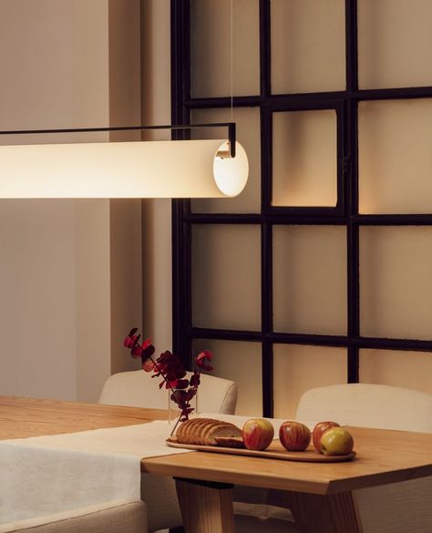 Vibia on Instagram: “"KONTUR is about simplicity and balance. The light is very poetic and features a frame interacting with different shapes to generate myriad…” Minimal Lamp, Muji Home, Dining Room Light Fixture, Minimalist Dining Room, Geometric Architecture, Minimalist Lighting, Linear Lighting, Tube Light, Vintage Room