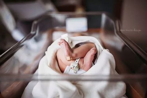 Hospital Newborn Pictures, Baby Hospital Photos, Hospital Pics, Foto Kelahiran, Leaving The Hospital, Newborn Hospital Pictures, Newborn Hospital Photography, Baby Hospital Pictures, Hospital Photos Newborn