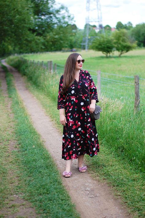 Black Floral Kaftan Dress Outfit - Laura Ashley Kaftan Dress Outfit, Dinner Dress Outfit, Dinner Night Outfit, Black Floral Summer Dress, Black Dinner Dress, Party Dress Inspiration, Black Dress Outfit, Dinner Party Outfits, Christmas Outfits Women