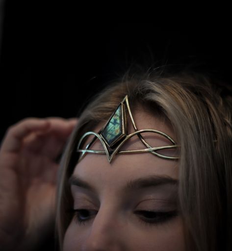 A blondehaired woman wearing a big golden crown. The crown has a blue labradorite crystal in the middle in a kite shaped cut. Fae Crown, Fantasy Tiara, Heavy Crown, Elf Crown, Elven Crown, Elf Jewelry, Fantasy Crown, Witch Fairy, Augsburg Germany