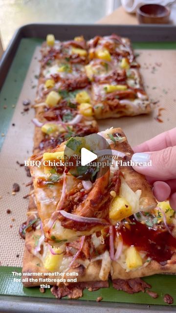 Chicken Flatbread Recipes, Pineapple Pizza Recipes, Bbq Chicken Flatbread, Chicken Pineapple, Grilled Flatbread, Shredded Bbq Chicken, Chicken Flatbread, Tangy Bbq Sauce, Grilled Bbq Chicken