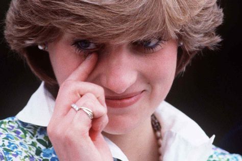 Princess Diana's Ring Collection Proves She Was the Princess of Sparkle Princess Diana Jewelry, Putri Diana, Princess Diana Ring, Russian Wedding Ring, Diana Ring, Gold Eternity Ring, Suit Green, Russian Wedding, Princess Diana Family