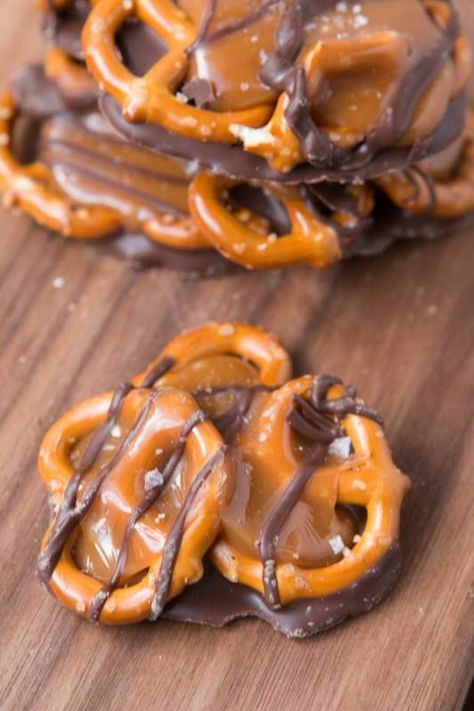 Salted Caramel Pretzel Bites are the most addicting thing ever but it's worth it! ohsweetbasil.com Salted Caramel Pretzel Bites, Pretzel Snaps, Chocolate Pretzel Bars, Pretzel Caramel, Salted Caramel Pretzels, Pretzel Bars, Chocolate Caramel Pretzels, Salted Pretzel, Caramel Pretzels